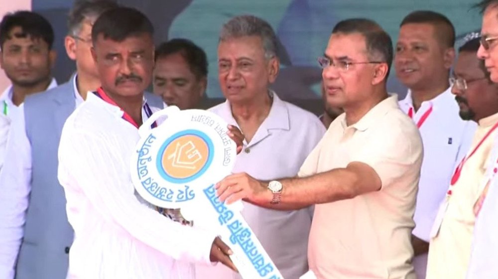 বাঁশখালীতে বন্যায় ক্ষতিগ্রস্তদের হাতে নতুন ঘরের চাবি তুলে দিলেন প্রধানমন্ত্রী
