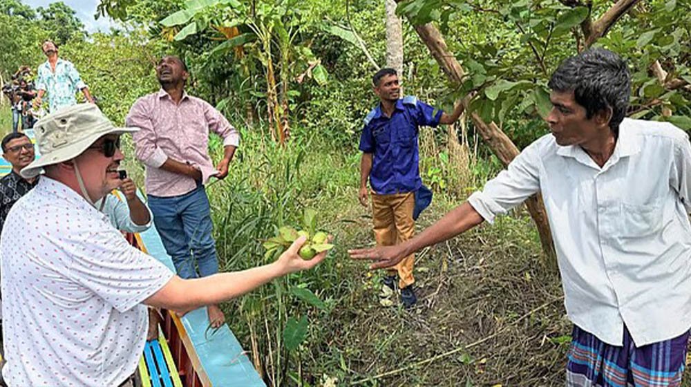 স্ত্রীকে নিয়ে ভাসমান পেয়ারাবাজারে মার্কিন রাষ্ট্রদূত, স্বাদ নিলেন পেয়ারার