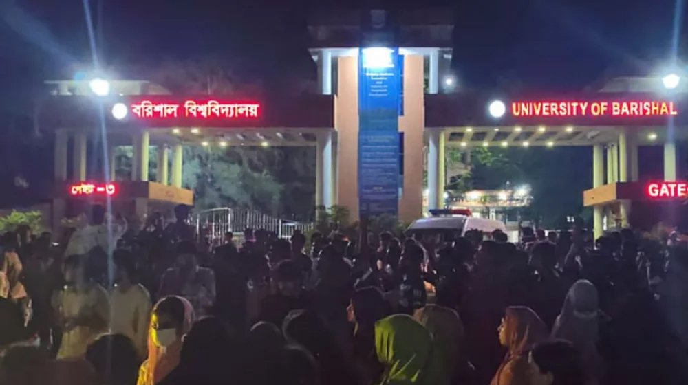 বাসের ধাক্কায় বরিশাল বিশ্ববিদ্যালয়ের শিক্ষার্থী নিহত, ফের মহাসড়ক অবরোধ
