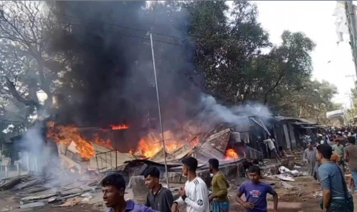 বিরিয়ানির দোকানে গ্যাস সিলিন্ডার বিস্ফোরণ, ছয় দোকান ও এক ঘর পুড়ে ছাই