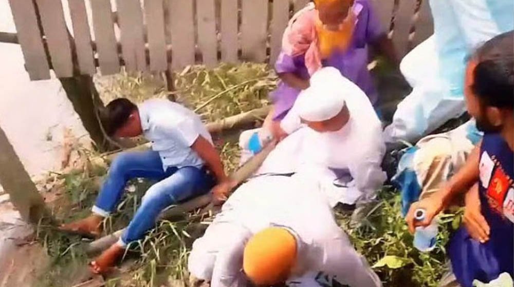 নদীর উপর কাঠের সেতু পরিদর্শনে গিয়ে ভেঙে নিচে পড়লেন জামায়াত নেতাকর্মীরা