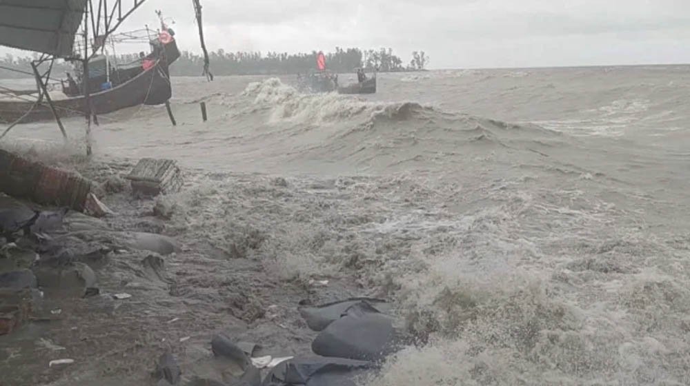 দুর্যোগপূর্ণ আবহাওয়ায় হাতিয়ায় সব নৌ চলাচল বন্ধ