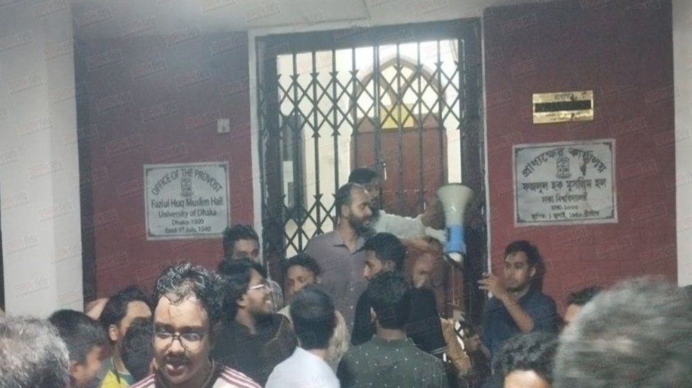 ঢাবিতে প্রাধ্যক্ষের বিরুদ্ধে পোস্ট দেওয়ায় শিক্ষার্থীকে নির্যাতনের অভিযোগ