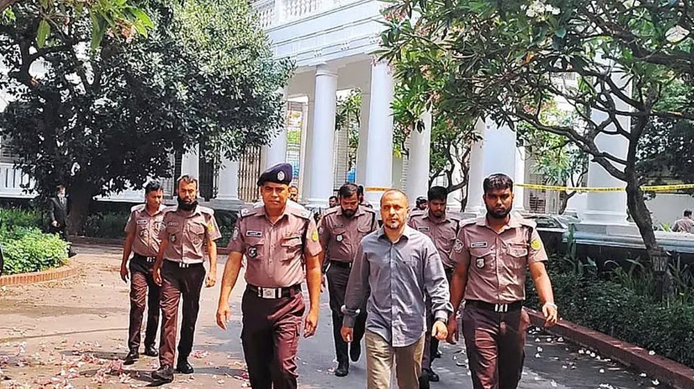 ‘বেতনের টাকা আইনজীবীকে দেব নাকি সংসার চালাব’: ঘন ঘন দিন ধার্য নিয়ে ট্রাইব্যুনালকে আসামি