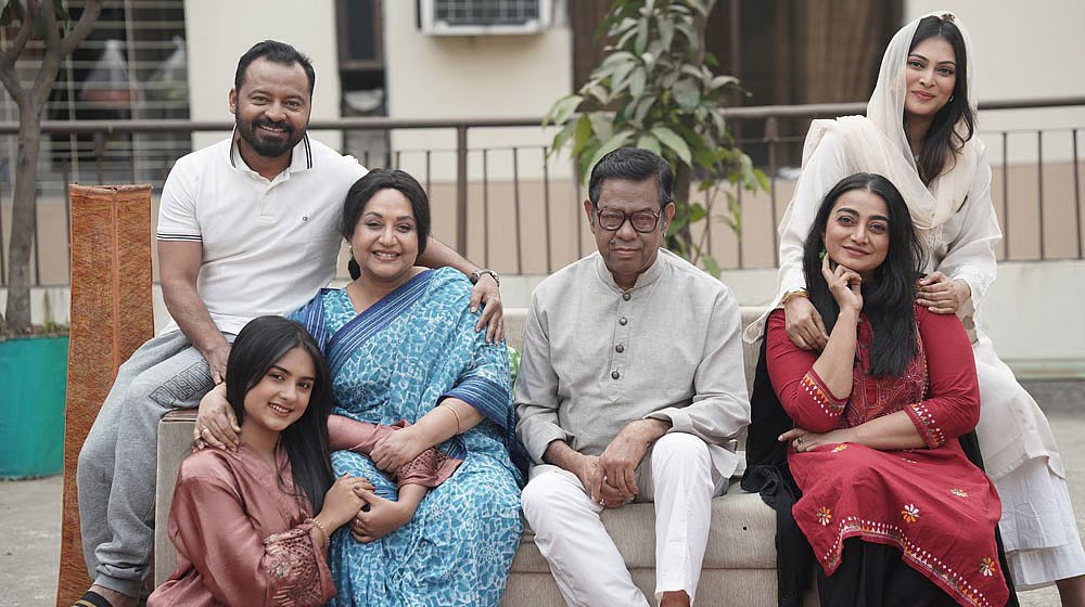 শতপর্বে ‘মিডল ক্লাস ফ্যামিলি’