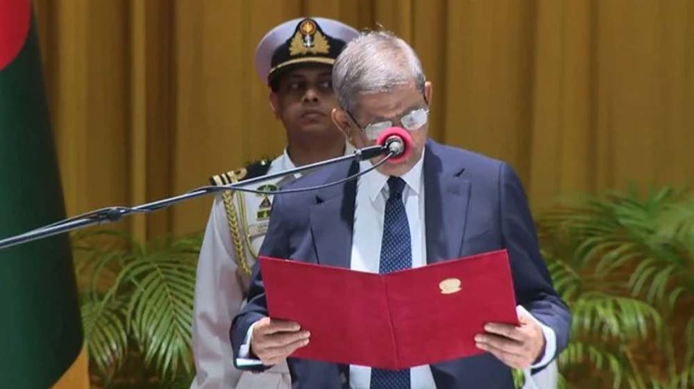শপথ নিলেন নবনির্বাচিত রাষ্ট্রপতি মির্জা ফখরুল