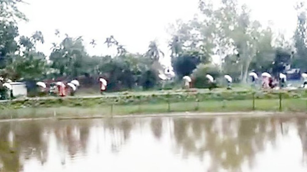 ডিলারের গুদাম ভেঙে ১৯৭ বস্তা সার নিয়ে গেলেন কৃষকেরা