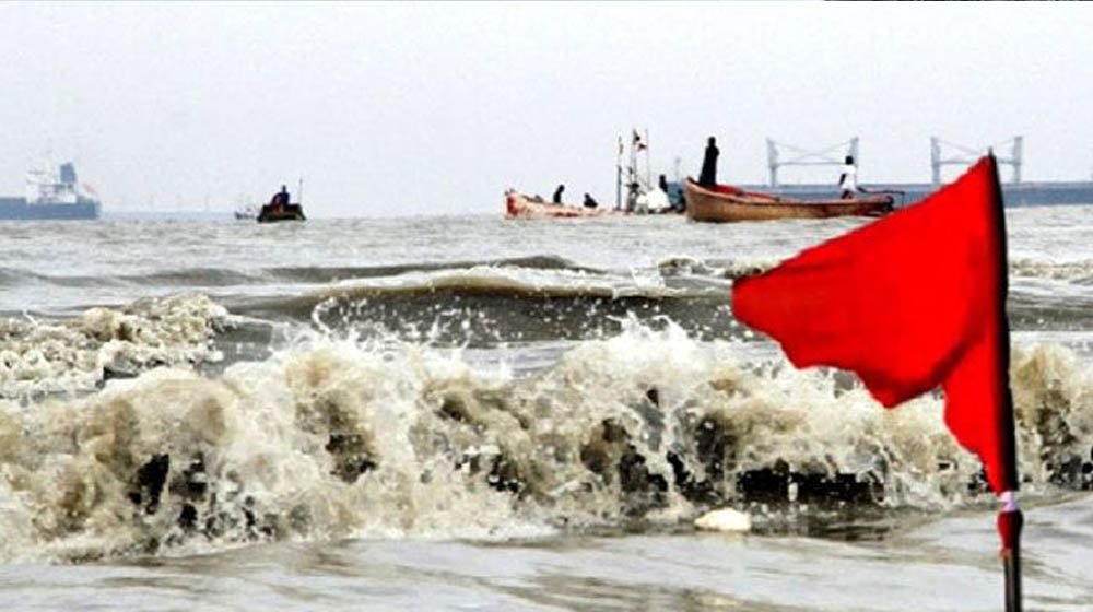 চার সমুদ্রবন্দরে তিন নম্বর সতর্ক সংকেত