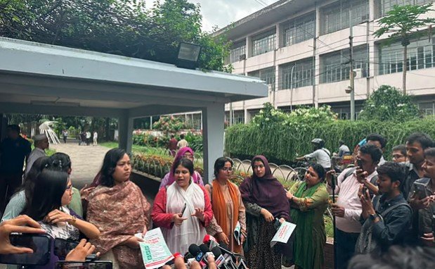 ঢাকা বিশ্ববিদ্যালয়ে ছাত্রী হলের গেট বন্ধের সময় বাড়ল