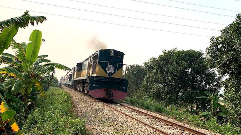 চলন্ত ট্রেনে খাবারের বগিতে নারীকে ধর্ষণের অভিযোগ