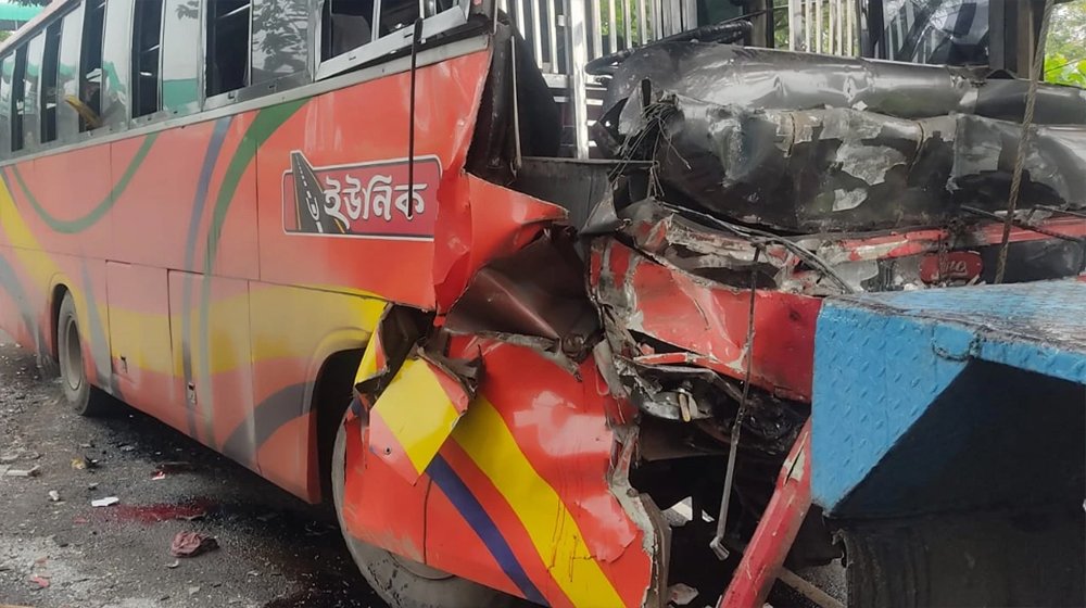 ফেনীতে কাভার্ডভ্যান, লরি ও বাসের ত্রিমুখী সংঘর্ষে নিহত ৩