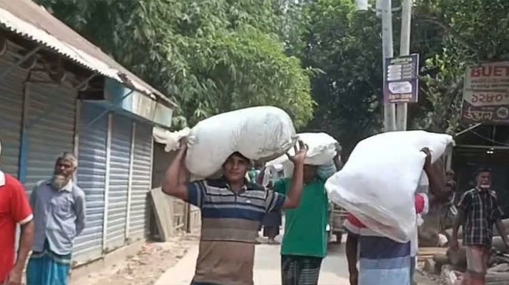 কুড়িগ্রামে ফের গুদাম ভেঙে সার নিয়ে যাওয়ার অভিযোগ