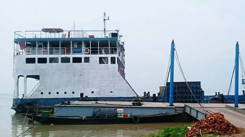 পদ্মায় তীব্র স্রোত: ১১ দিন ধরে বন্ধ নাজিরগঞ্জ-ধাওয়াপাড়া ফেরি, দুর্ভোগ
