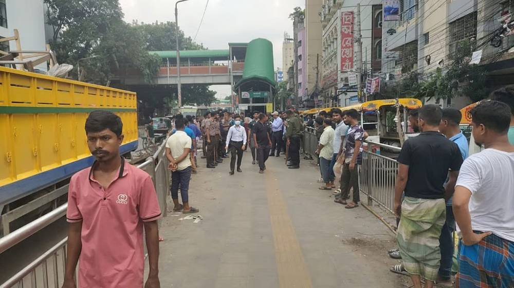 কারওয়ান বাজার ও ফার্মগেট মেট্রো স্টেশনের নিচে অবৈধ স্থাপনা উচ্ছেদ