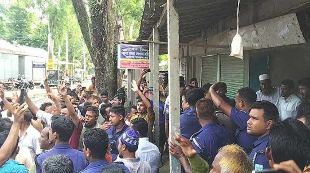 কুড়িগ্রামে সারের দাবিতে সড়ক অবরোধ, ৪ ঘণ্টা অবরুদ্ধ কৃষি কর্মকর্তা