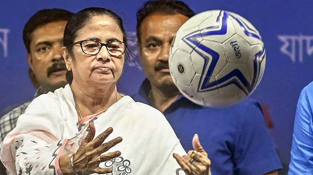 উপনির্বাচনে ‘ফুটবল খেলোয়াড়’ নিয়ে নামবেন মমতা, বিদ্রোহীদের ‘খাম’