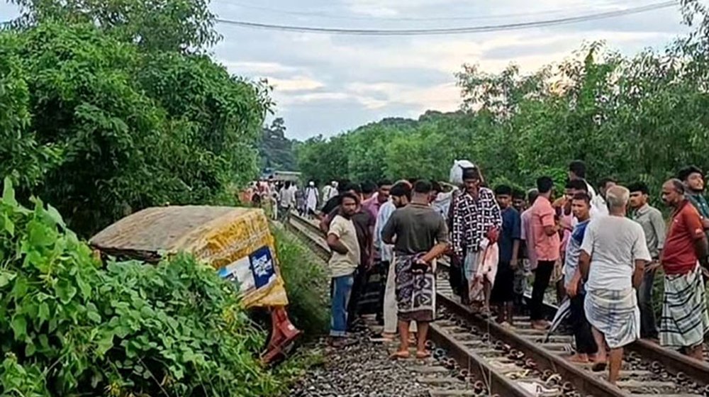 সাতকানিয়ায় ট্রেনের ধাক্কায় নিহত ২