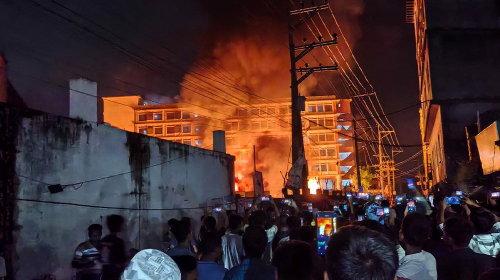 আশুলিয়ার পোশাক কারখানার আগুন নিয়ন্ত্রণে, আহত অন্তত ১৪