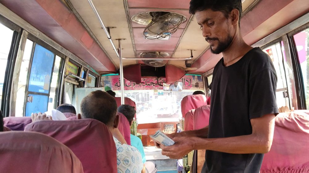 তেলের দাম বৃদ্ধি: বাসে হঠাৎ বাড়তি ভাড়া, হচ্ছে বচসা