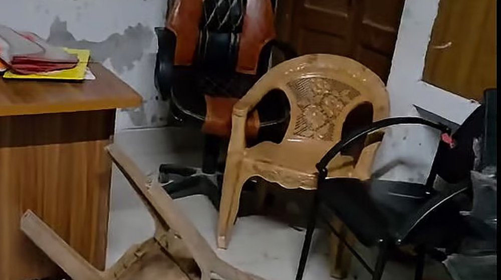 থানার দরজা ভেঙে বেরিয়ে কিশোরদের ‘ভুয়া ভুয়া’ স্লোগান