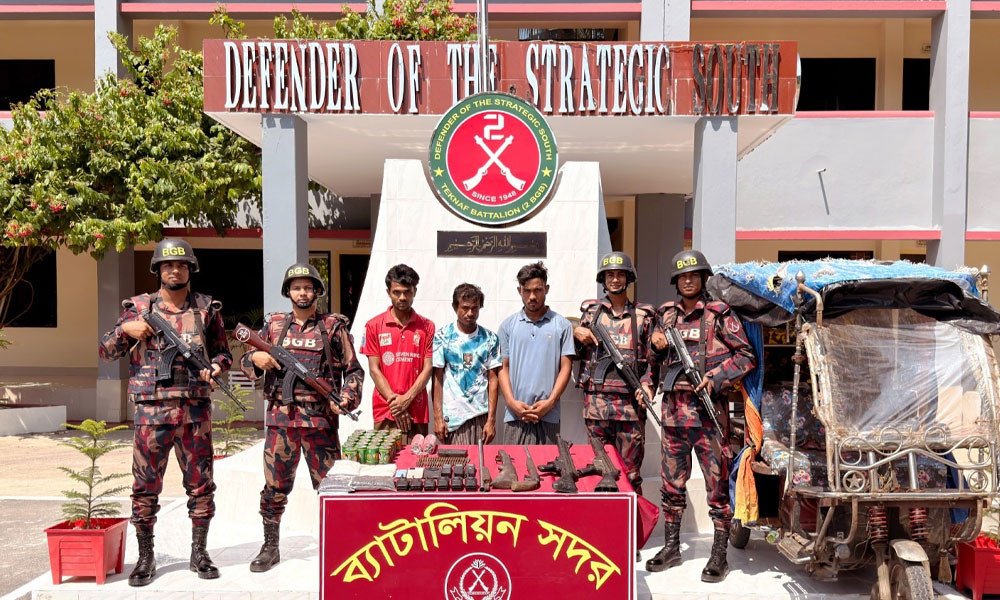 টেকনাফে অস্ত্র-গোলাবারুদসহ ৩ রোহিঙ্গা আটক