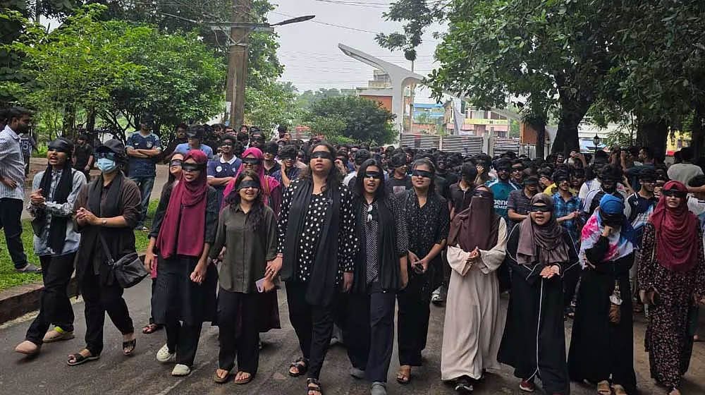 নবম দিনেও চুয়েটে শাটডাউন, চোখে কালো কাপড় বেঁধে শিক্ষার্থীদের ‘অন্ধ’ মিছিল