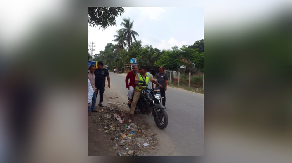 তারেক রহমানকে নিয়ে ‘মন্তব্যের’ অভিযোগে কুষ্টিয়ায় শিক্ষককে ঘেরাও, পরে পুলিশ হেফাজতে