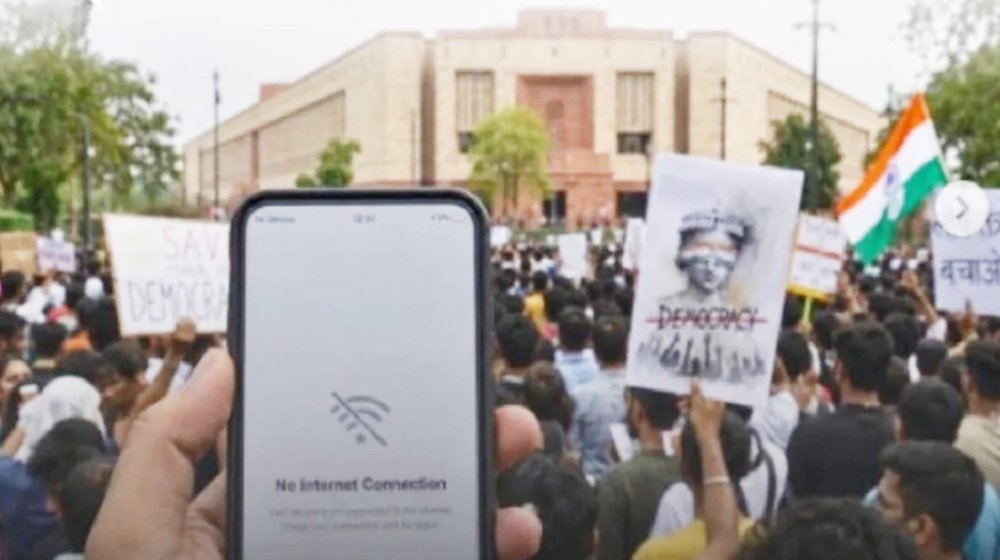 ইন্টারনেট-মেট্রো বন্ধ: নির্বাচন কমিশনারের পদত্যাগের দাবিতে অবরুদ্ধ দিল্লি
