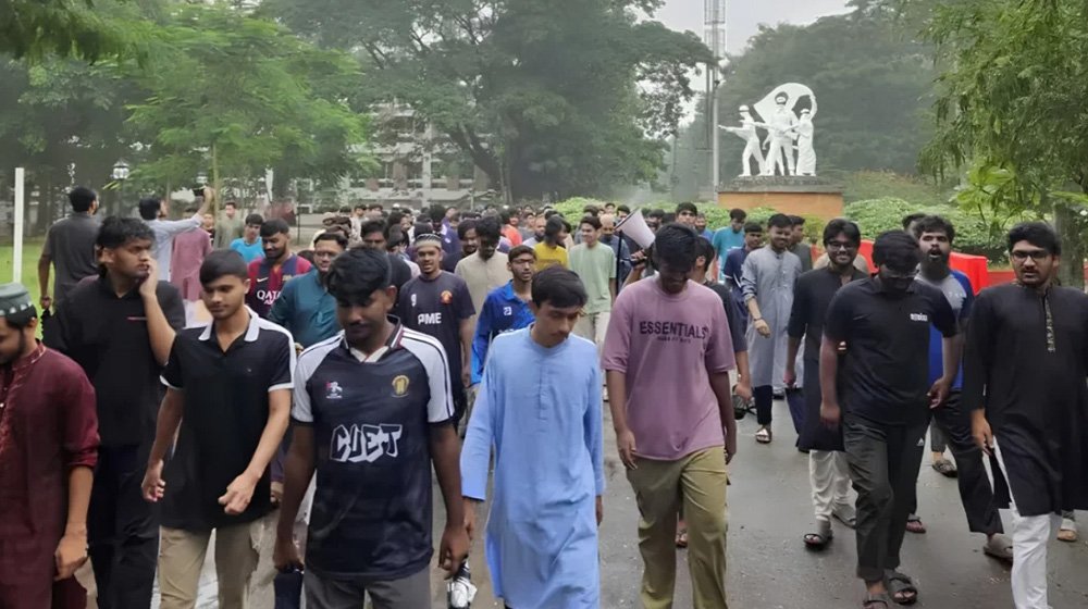 ভিসি পরিবর্তন মানছেন না শিক্ষার্থীরা, অচল চুয়েটে বিক্ষোভ অব্যাহত