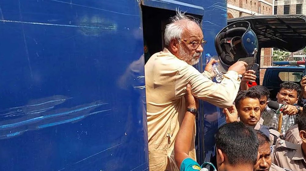 হেলমেট ছুঁড়ে ফেলে আখতারুজ্জামান বললেন, ‘কেন আমি হেলমেট পরব’