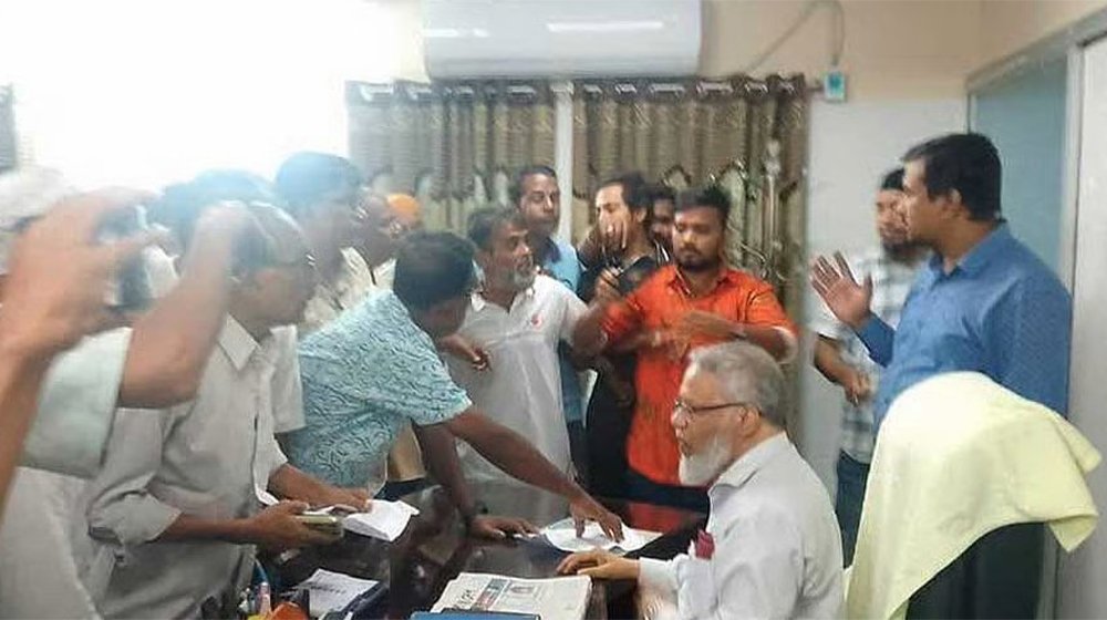 রাজশাহী মেডিকেল বিশ্ববিদ্যালয়ে ‘মব’  করে পদত্যাগপত্রে ভিসির স্বাক্ষর নেওয়ার অভিযোগ