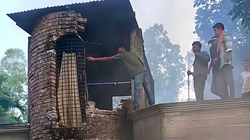 ছাত্রীকে যৌন হয়রানির খবরে মহিলা মাদ্রাসায় আগুন দিল স্থানীয়রা, শিক্ষককে পুলিশে সোপর্দ