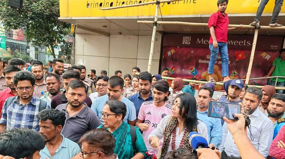 শিল্পী – সংস্কৃতি কর্মীদের মানববন্ধনে ‘জয় বাংলা’ স্লোগান, ছাত্র ইউনিয়নের সাবেক সভাপতি আটক